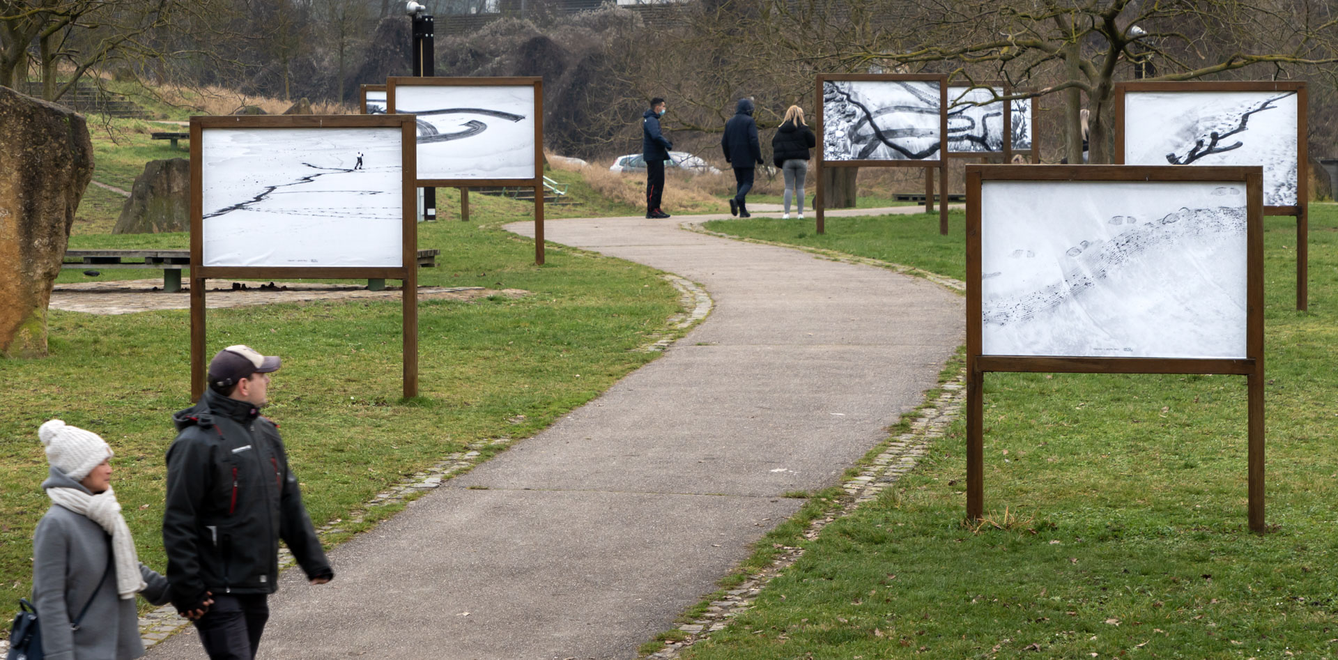 Esquisse &ndash; lignes et traces laiss&eacute;es sur le sable par le passage des outils de nettoyage, photographie de Joseph Emile