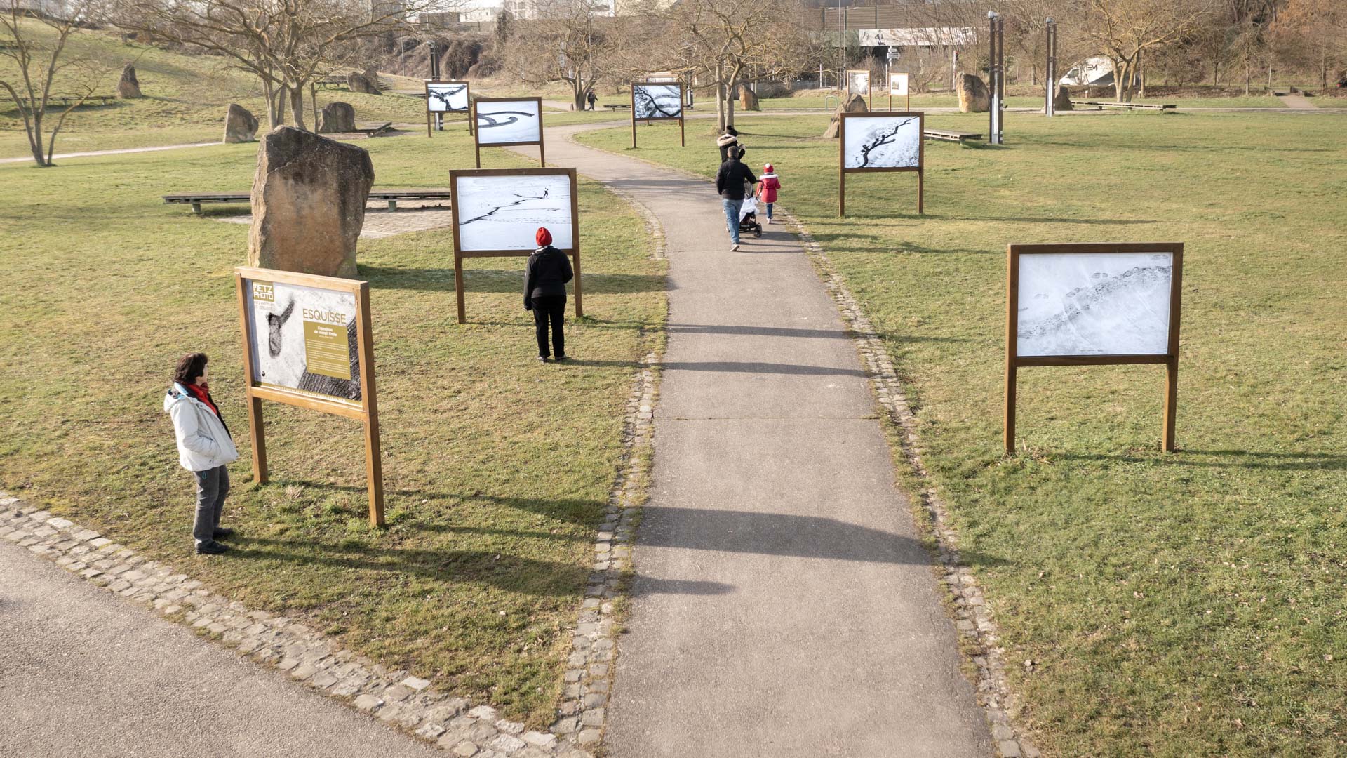 Installation ext&eacute;rieure de la s&eacute;rie Esquisse de Joseph Emile dans le jardin Jean-Marie Pelt
