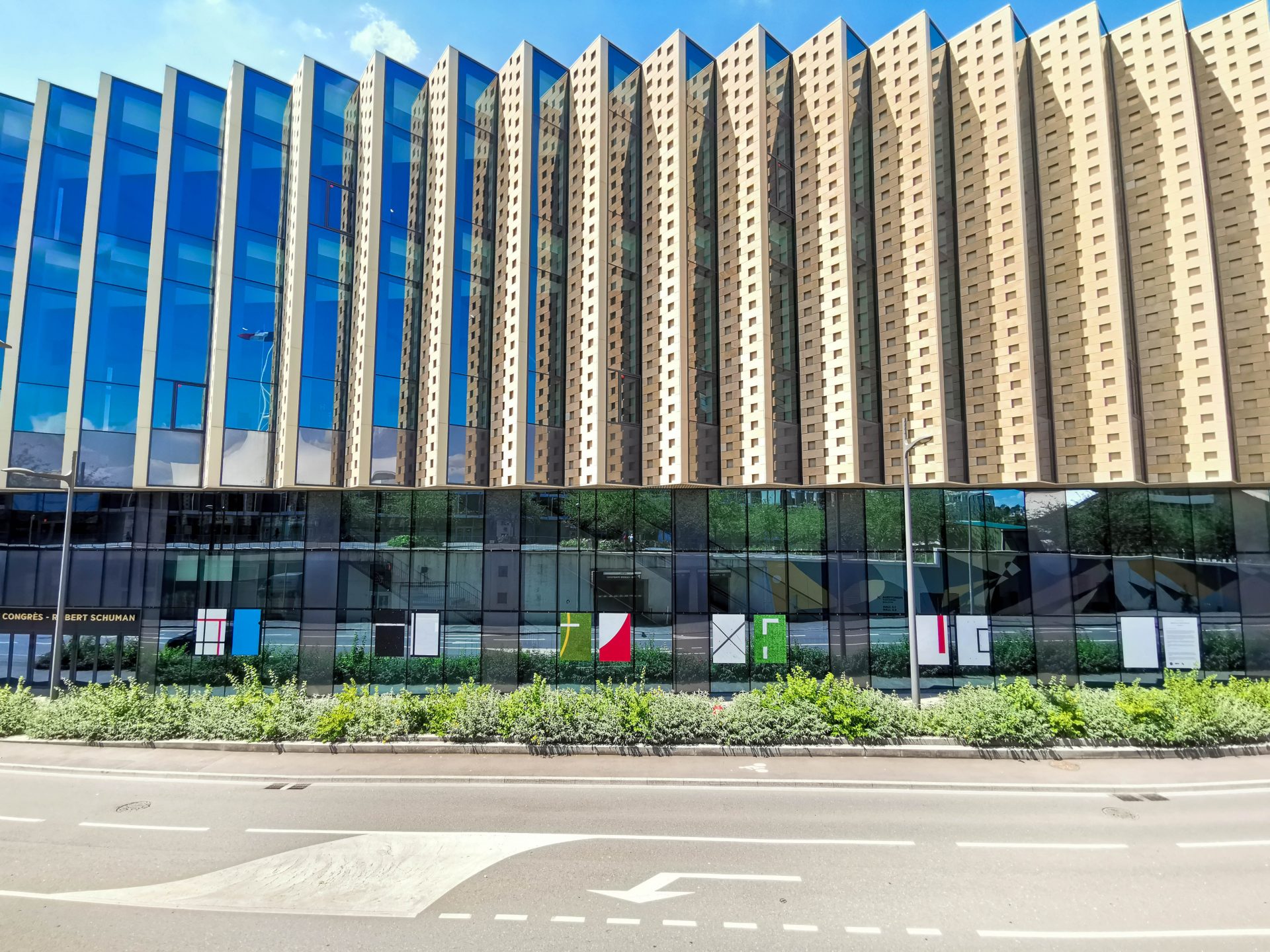 Installation de la s&eacute;rie Terrains de Jeux de Joseph Emile &agrave; Metz Congr&egrave;s pour les Jeux Olympiques 2024.