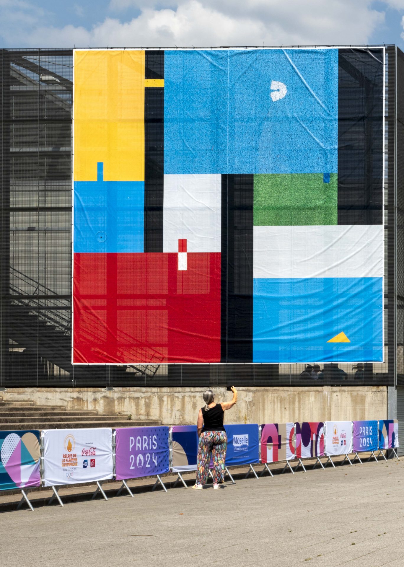 Installation ext&eacute;rieure de la s&eacute;rie Terrains de Jeux de Joseph Emile dans l&rsquo;espace public de Metz, exposition r&eacute;alis&eacute;e pour les Jeux Olympiques 2024