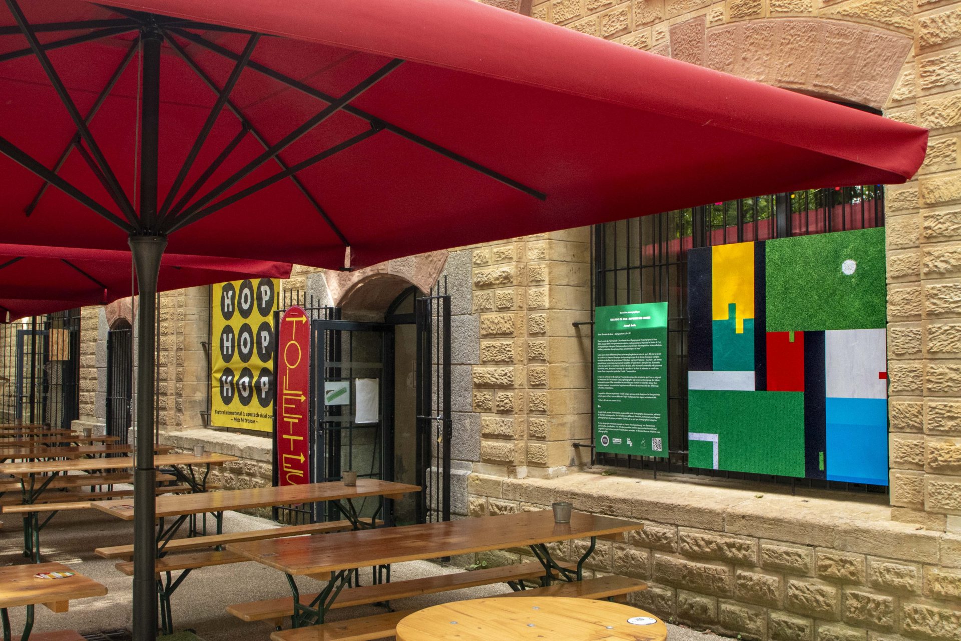 Installation ext&eacute;rieure de la s&eacute;rie Terrains de Jeux de Joseph Emile dans l&rsquo;espace public de Metz, exposition r&eacute;alis&eacute;e pour les Jeux Olympiques 2024