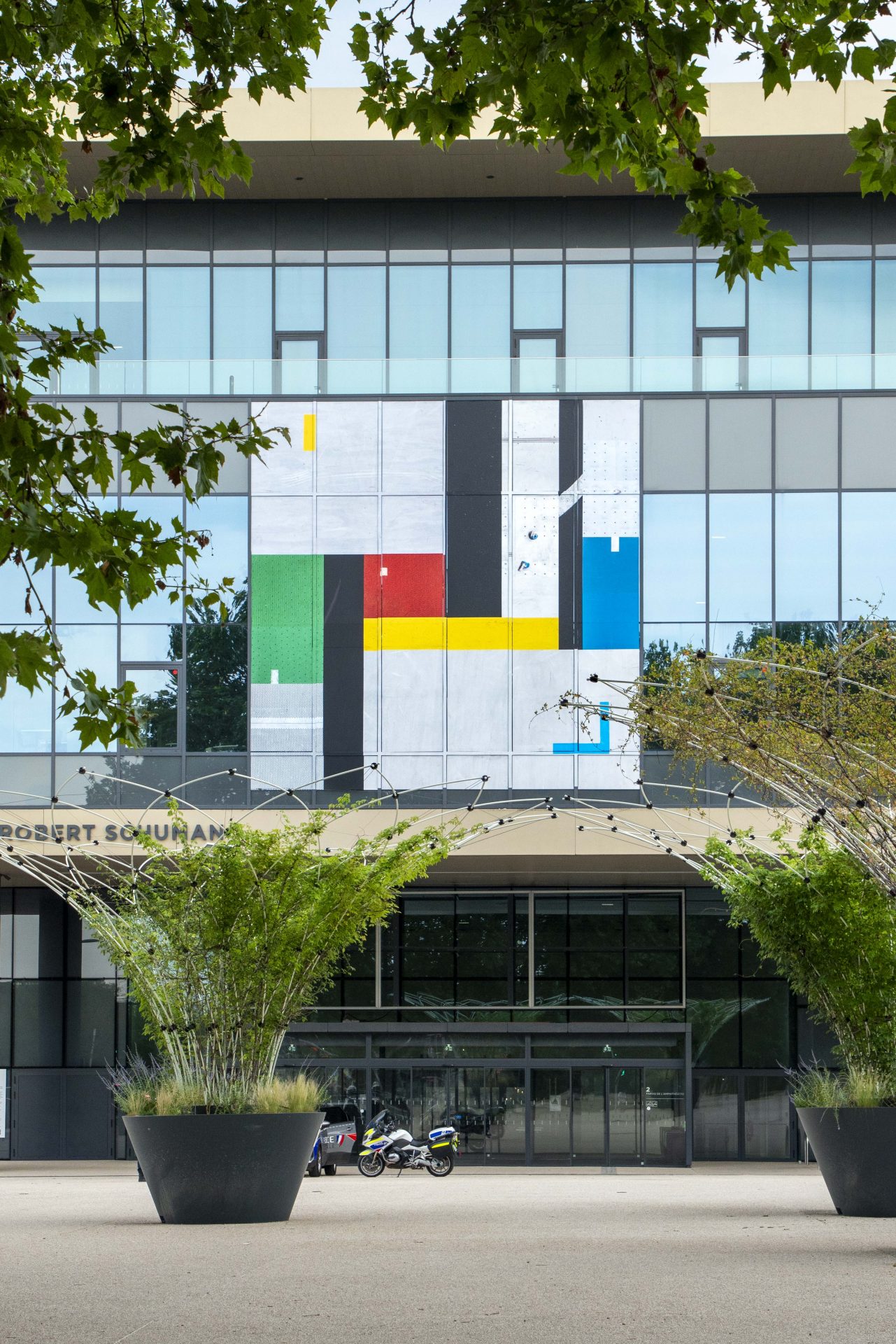 Vinyle photographique issu de la s&eacute;rie Terrains de Jeux, install&eacute; &agrave; Metz Congr&egrave;s pour les JO 2024 &ndash; photographie de Joseph Emile
