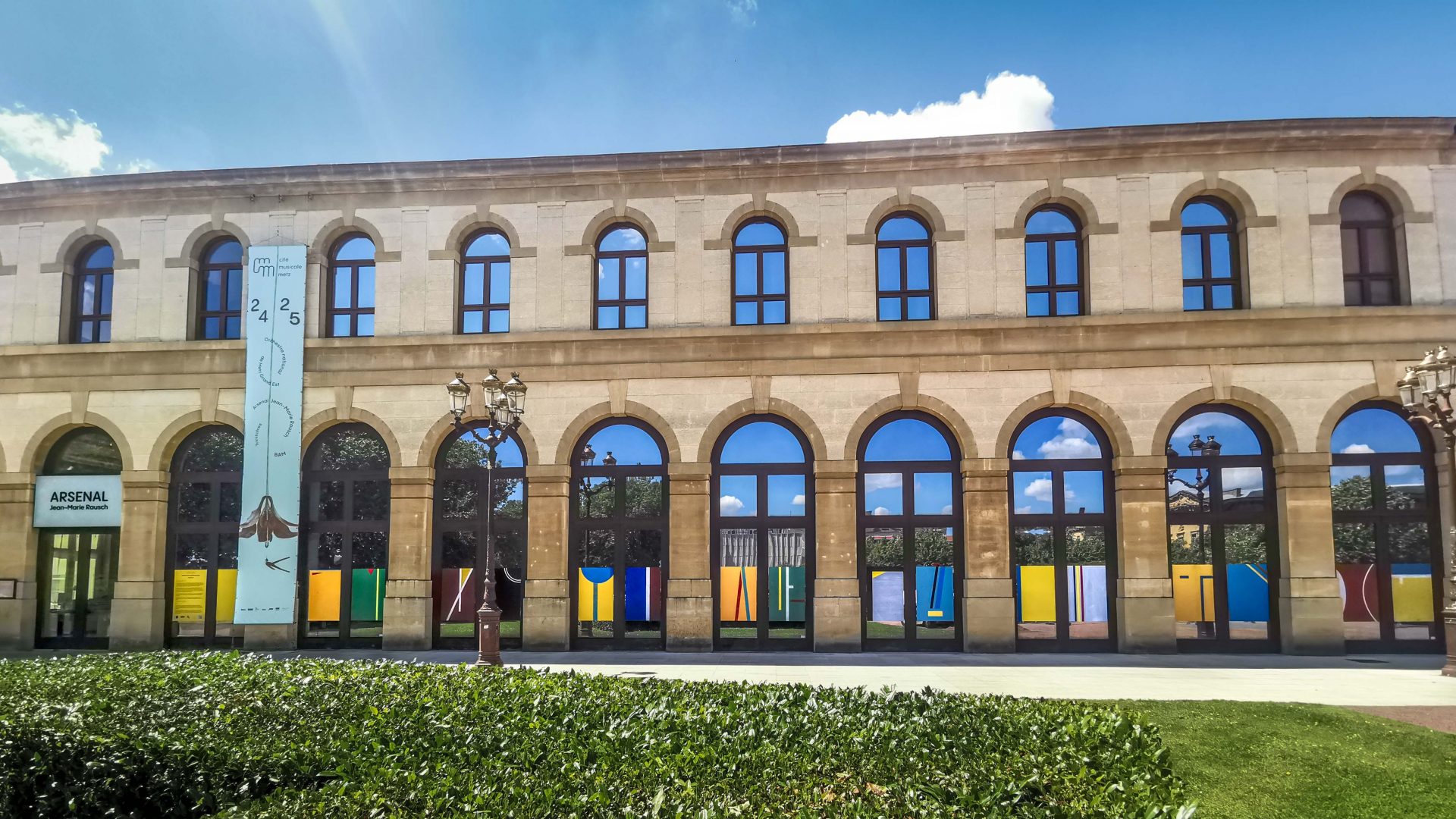 Exposition Terrains de Jeux de Joseph Emile &agrave; l&rsquo;Arsenal de Metz pour les JO 2024, pr&eacute;sentation de photographies sportives dans l&rsquo;espace ext&eacute;rieur du lieu
