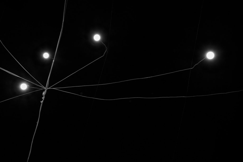 Dualit&eacute; &ndash; lignes de c&acirc;bles se d&eacute;coupant sur le ciel, cr&eacute;ant une composition graphique, photographie de Joseph Emile