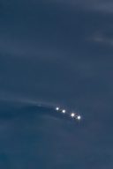 Essence – éclat de soleil brillant sur une surface d’eau sombre, photographie de Joseph Emile