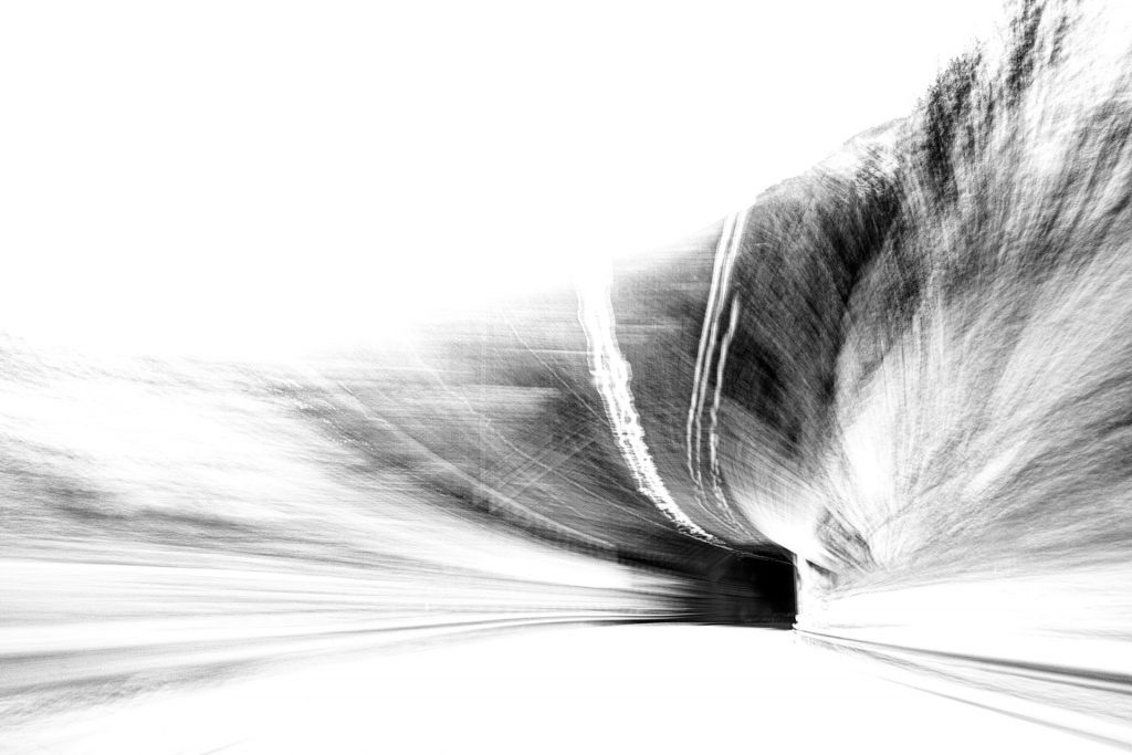 Perc&eacute;e &ndash; trac&eacute; lumineux parcourant un espace obscur et r&eacute;v&eacute;lant sa profondeur, photographie abstraite de Joseph Emile