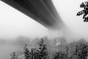 Traversée – pont disparaissant progressivement dans la brume, révélant l’ouvrage final des constructeurs, photographie de Joseph Emile