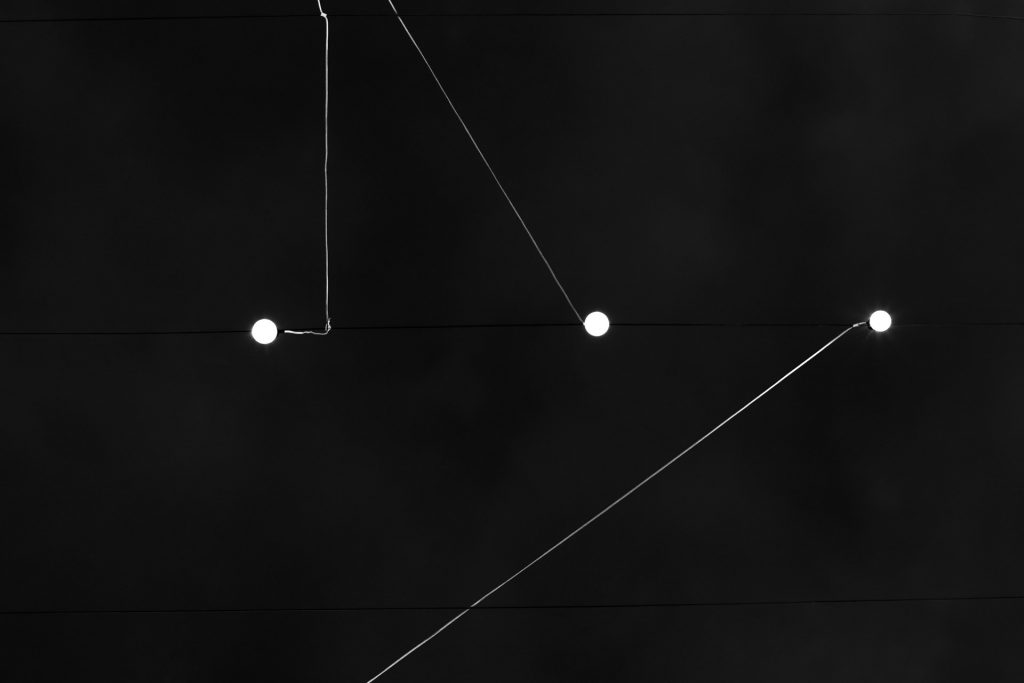 Dualit&eacute; &ndash; plusieurs c&acirc;bles suspendus d&eacute;coupant le ciel en lignes diagonales, photographie de Joseph Emile